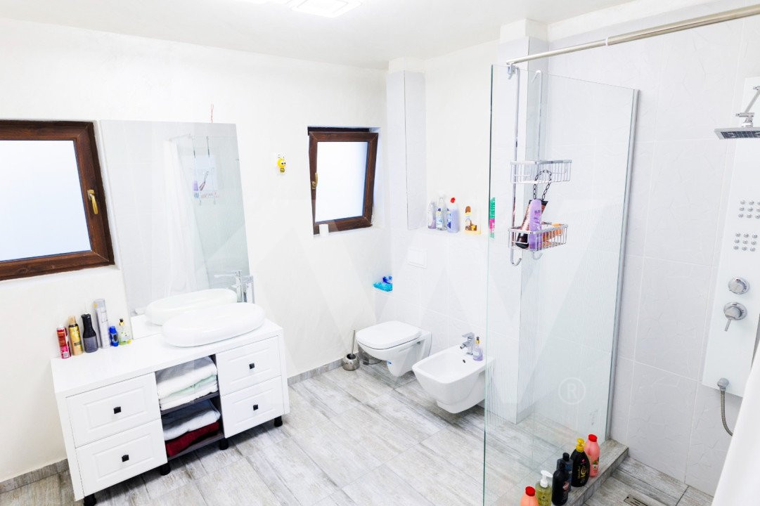 Casa modernă - parțial mobilată - zona Ford  - 4 dormitoare - 174 mp utili