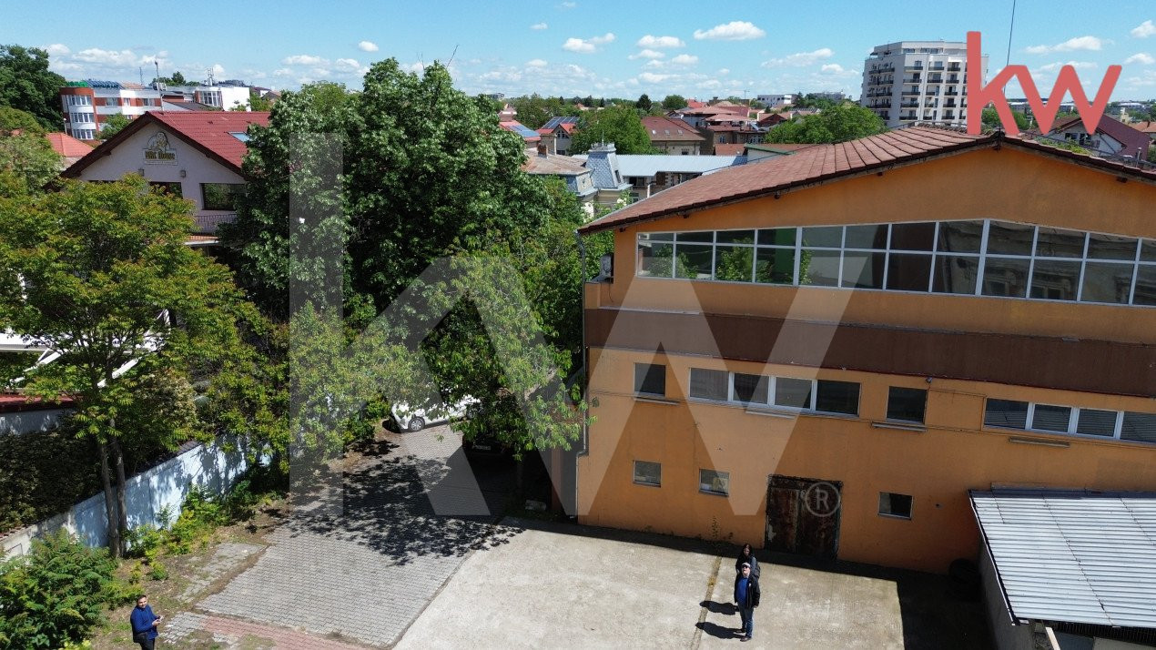 Spatiu comercial de inchiriat, parter si etaj, situat central