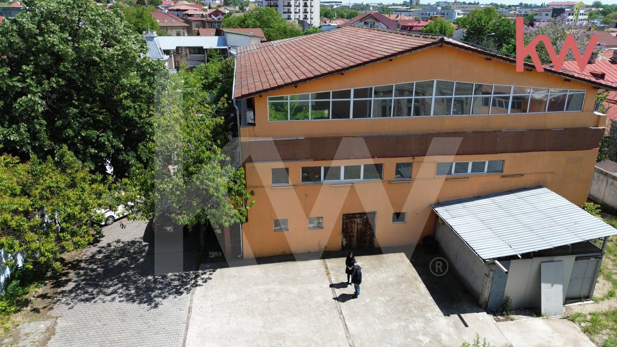 Spatiu comercial de inchiriat, parter si etaj, situat central