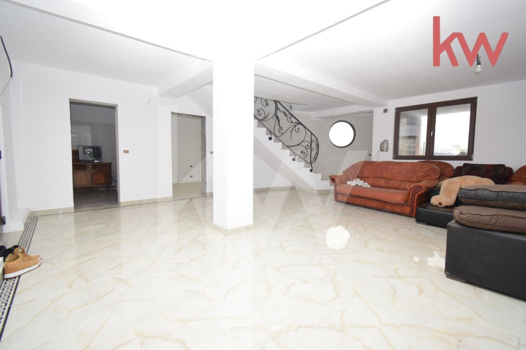 Casa Parter, etaj si mansarda Albesti, la doar 3 km distanta de Craiova