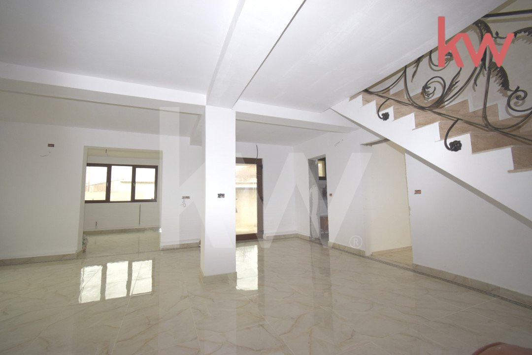 Casa Parter, etaj si mansarda Albesti, la doar 3 km distanta de Craiova
