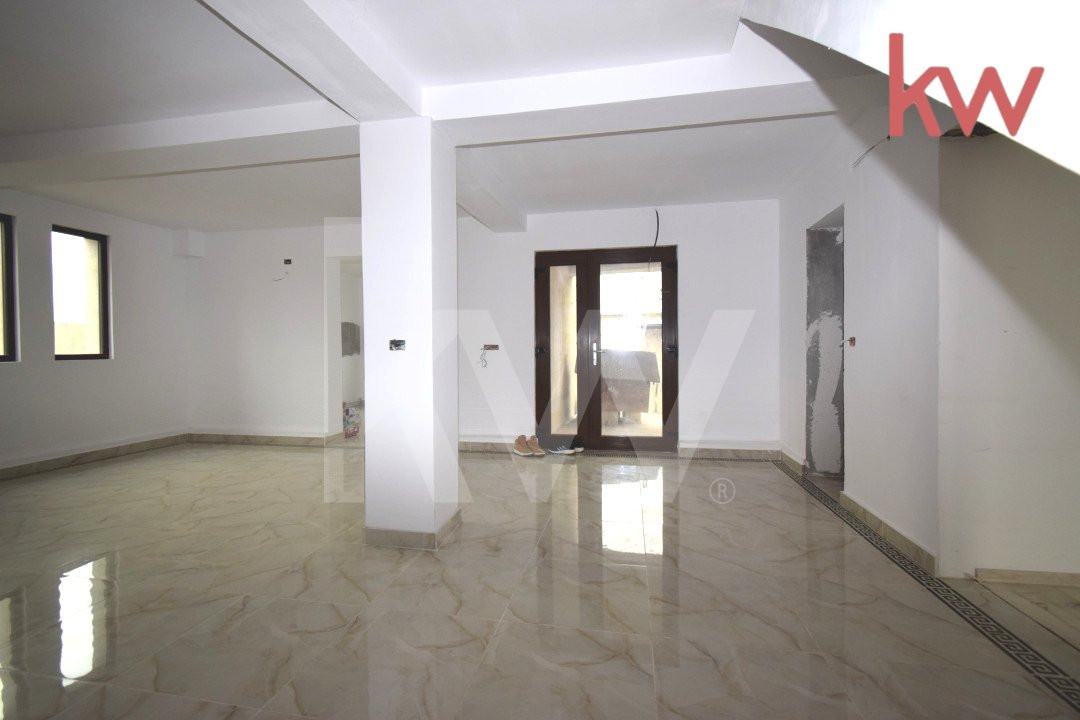 Casa Parter, etaj si mansarda Albesti, la doar 3 km distanta de Craiova