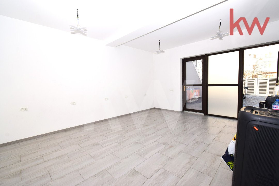 Spatiu comercial 1 Mai, parter si etaj - casa cu loc de parcare disponibil