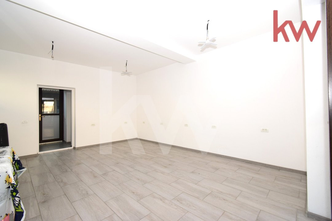 Spatiu comercial 1 Mai, parter si etaj - casa cu loc de parcare disponibil