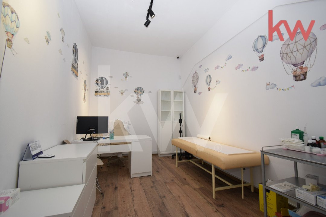 Casa demisol, parter, mansarda, langa Muzeul Olteniei, teren 418 mp, 12 camere 