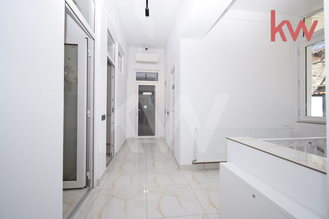 Casa demisol, parter, mansarda, langa Muzeul Olteniei, teren 418 mp, 12 camere 