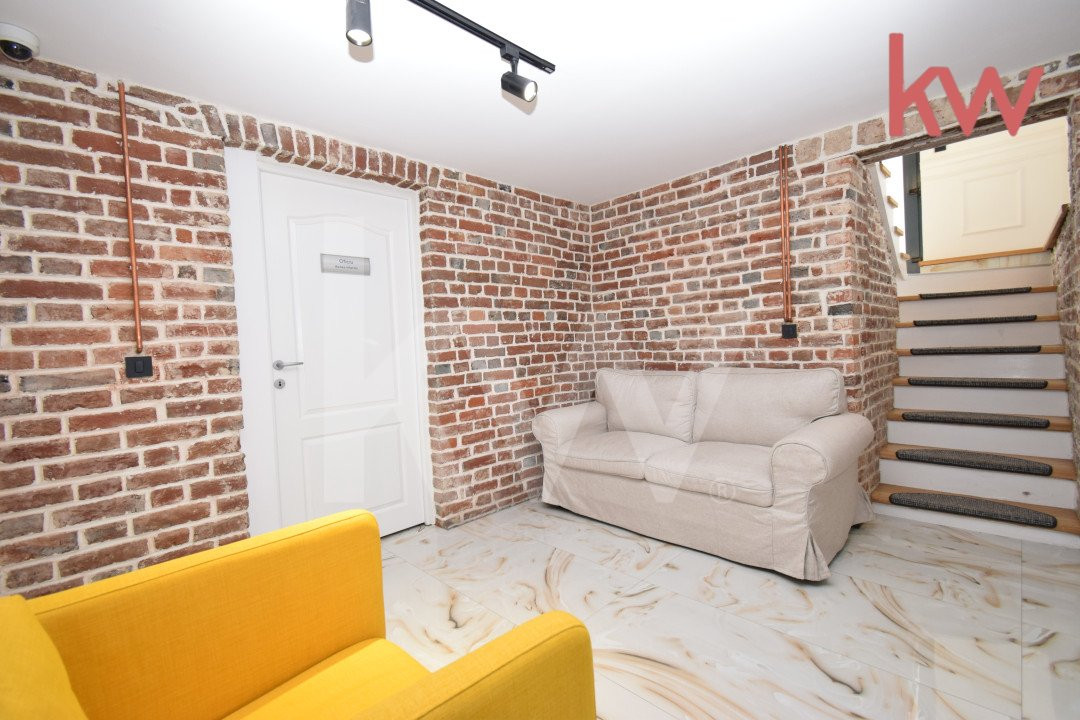 Casa demisol, parter, mansarda, langa Muzeul Olteniei, teren 418 mp, 12 camere 
