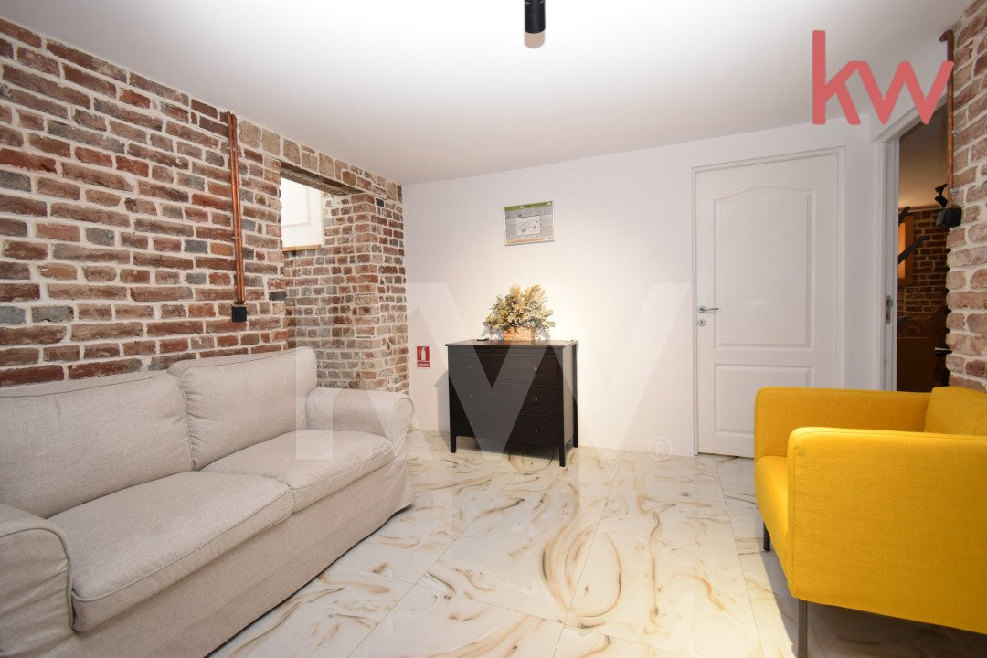 Casa demisol, parter, mansarda, langa Muzeul Olteniei, teren 418 mp, 12 camere 