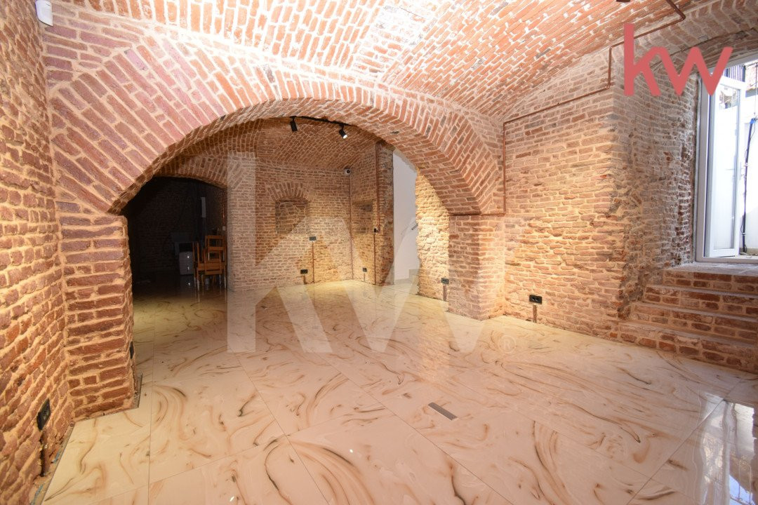 Casa demisol, parter, mansarda, langa Muzeul Olteniei, teren 418 mp, 12 camere 
