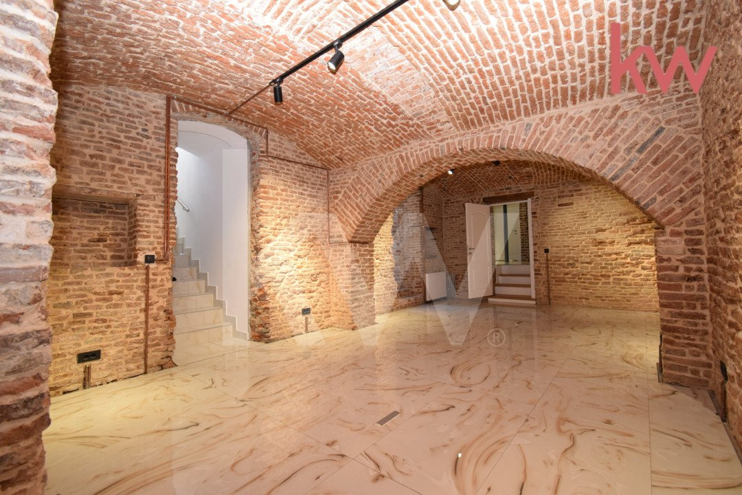 Casa demisol, parter, mansarda, langa Muzeul Olteniei, teren 418 mp, 12 camere 