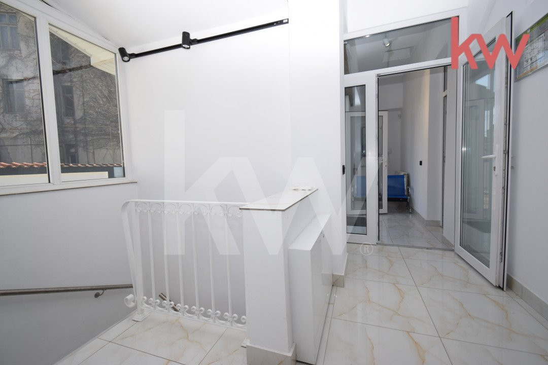 Casa demisol, parter, mansarda, langa Muzeul Olteniei, teren 418 mp, 12 camere 