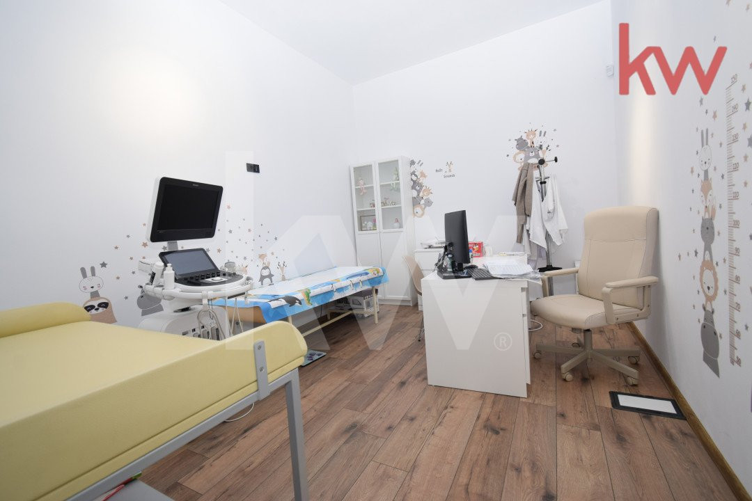 Casa demisol, parter, mansarda, langa Muzeul Olteniei, teren 418 mp, 12 camere 