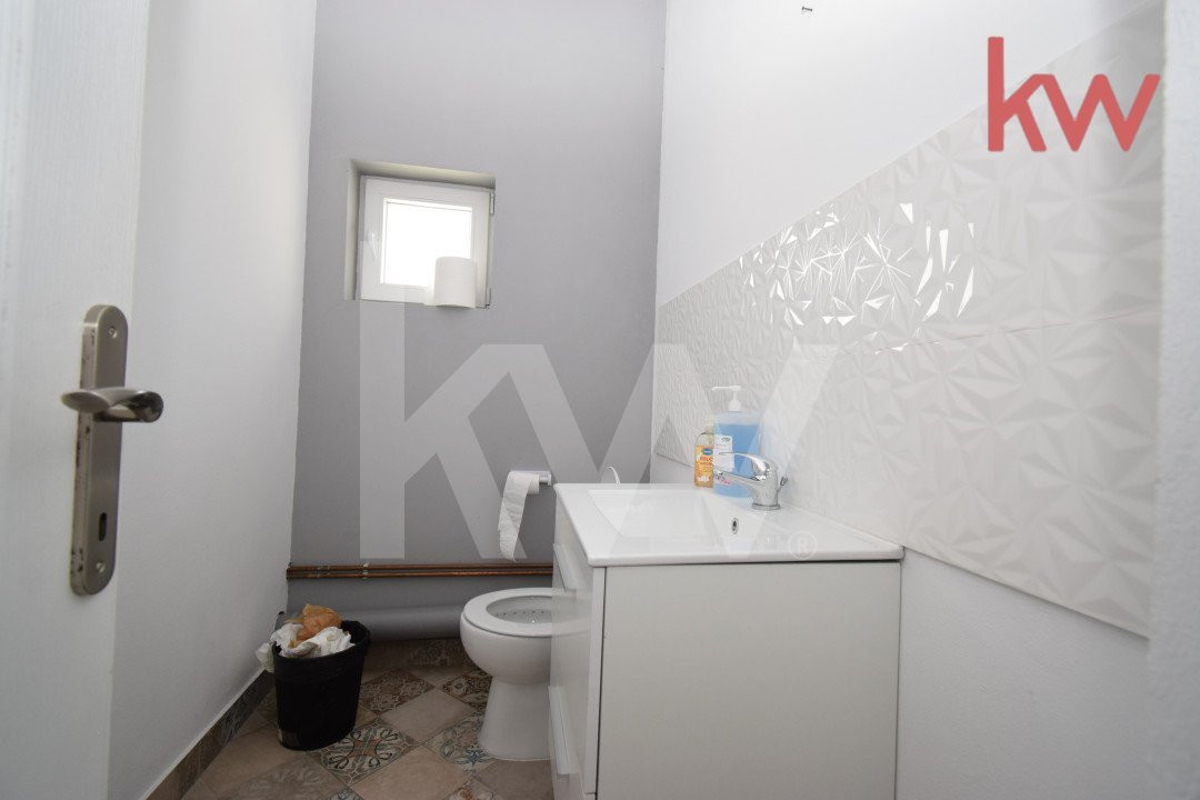 Casa demisol, parter, mansarda, langa Muzeul Olteniei, teren 418 mp, 12 camere 