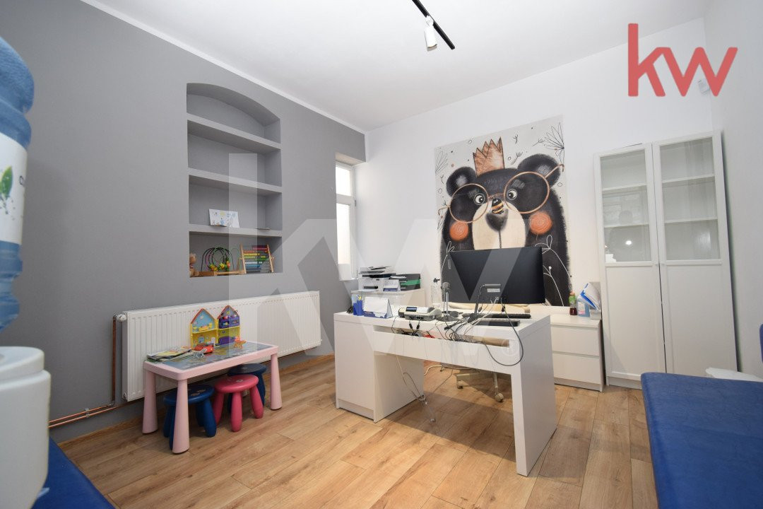 Casa demisol, parter, mansarda, langa Muzeul Olteniei, teren 418 mp, 12 camere 