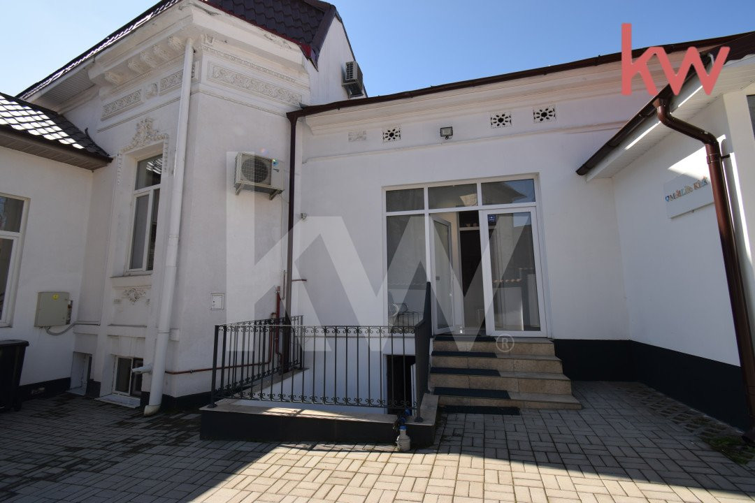 Casa demisol, parter, mansarda, langa Muzeul Olteniei, teren 418 mp, 12 camere 