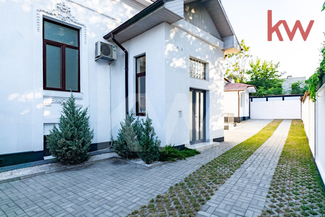 Casa demisol, parter, mansarda, langa Muzeul Olteniei, teren 418 mp, 12 camere 
