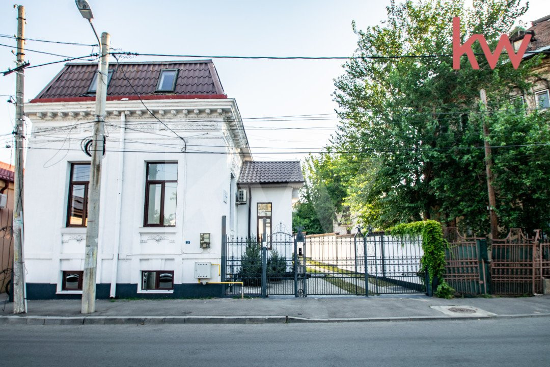 Casa demisol, parter, mansarda, langa Muzeul Olteniei, teren 418 mp, 12 camere 