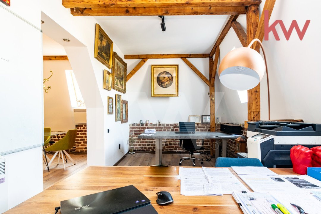 Casa demisol, parter, mansarda, langa Muzeul Olteniei, teren 418 mp, 12 camere 