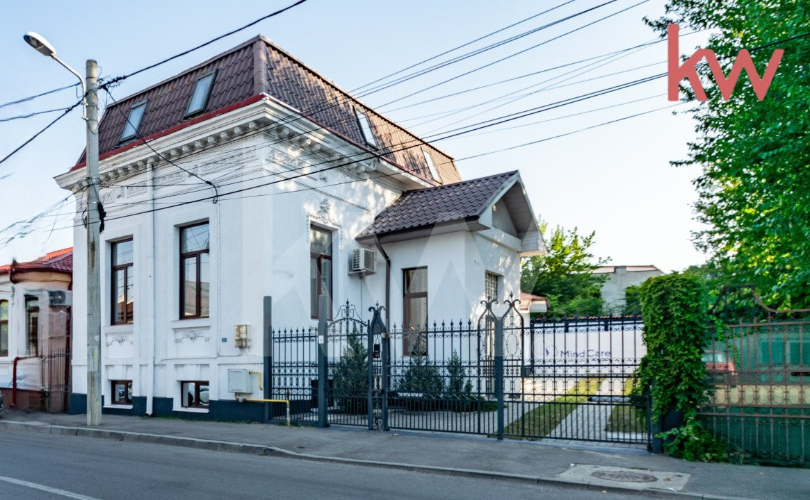 Casa demisol, parter, mansarda, langa Muzeul Olteniei, teren 418 mp, 12 camere 