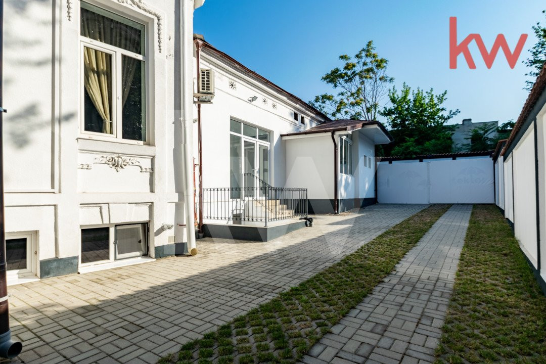 Casa demisol, parter, mansarda, langa Muzeul Olteniei, teren 418 mp, 12 camere 