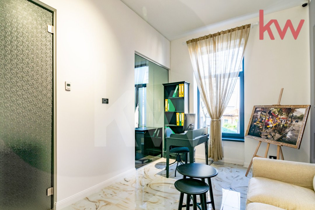 Casa demisol, parter, mansarda, langa Muzeul Olteniei, teren 418 mp, 12 camere 