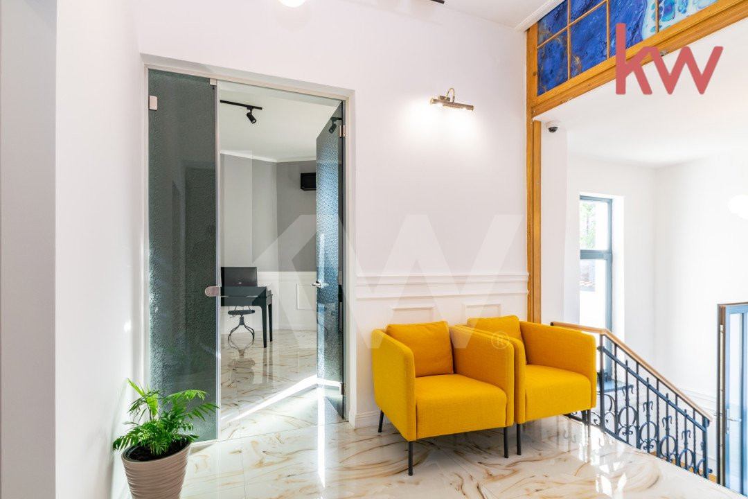 Casa demisol, parter, mansarda, langa Muzeul Olteniei, teren 418 mp, 12 camere 