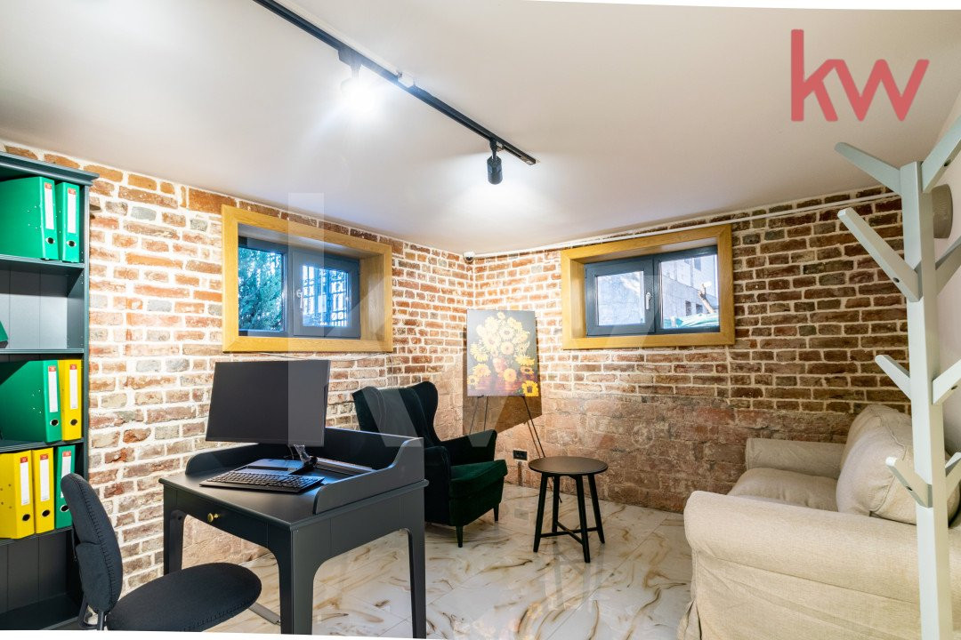 Casa demisol, parter, mansarda, langa Muzeul Olteniei, teren 418 mp, 12 camere 