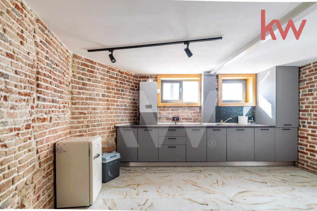 Casa demisol, parter, mansarda, langa Muzeul Olteniei, teren 418 mp, 12 camere 