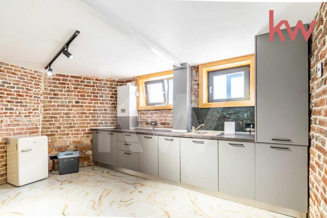 Casa demisol, parter, mansarda, langa Muzeul Olteniei, teren 418 mp, 12 camere 