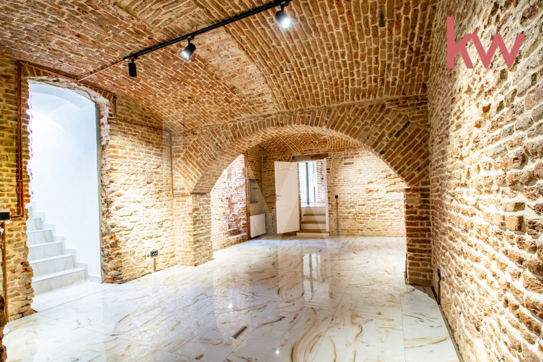 Casa demisol, parter, mansarda, langa Muzeul Olteniei, teren 418 mp, 12 camere 