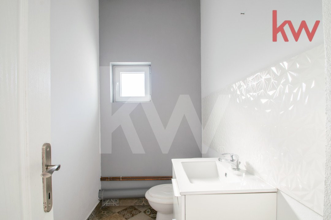 Casa demisol, parter, mansarda, langa Muzeul Olteniei, teren 418 mp, 12 camere 