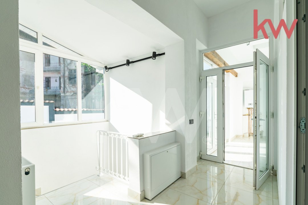 Casa demisol, parter, mansarda, langa Muzeul Olteniei, teren 418 mp, 12 camere 