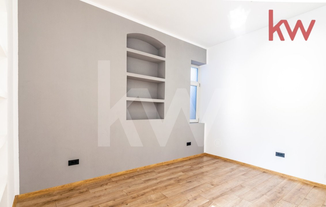 Casa demisol, parter, mansarda, langa Muzeul Olteniei, teren 418 mp, 12 camere 