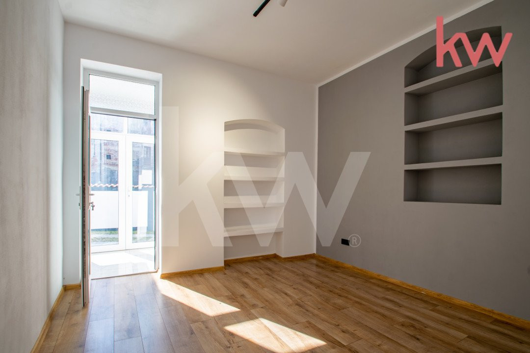 Casa demisol, parter, mansarda, langa Muzeul Olteniei, teren 418 mp, 12 camere 