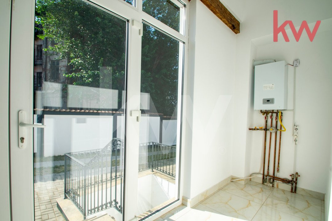Casa demisol, parter, mansarda, langa Muzeul Olteniei, teren 418 mp, 12 camere 