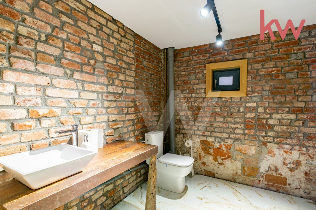 Casa demisol, parter, mansarda, langa Muzeul Olteniei, teren 418 mp, 12 camere 