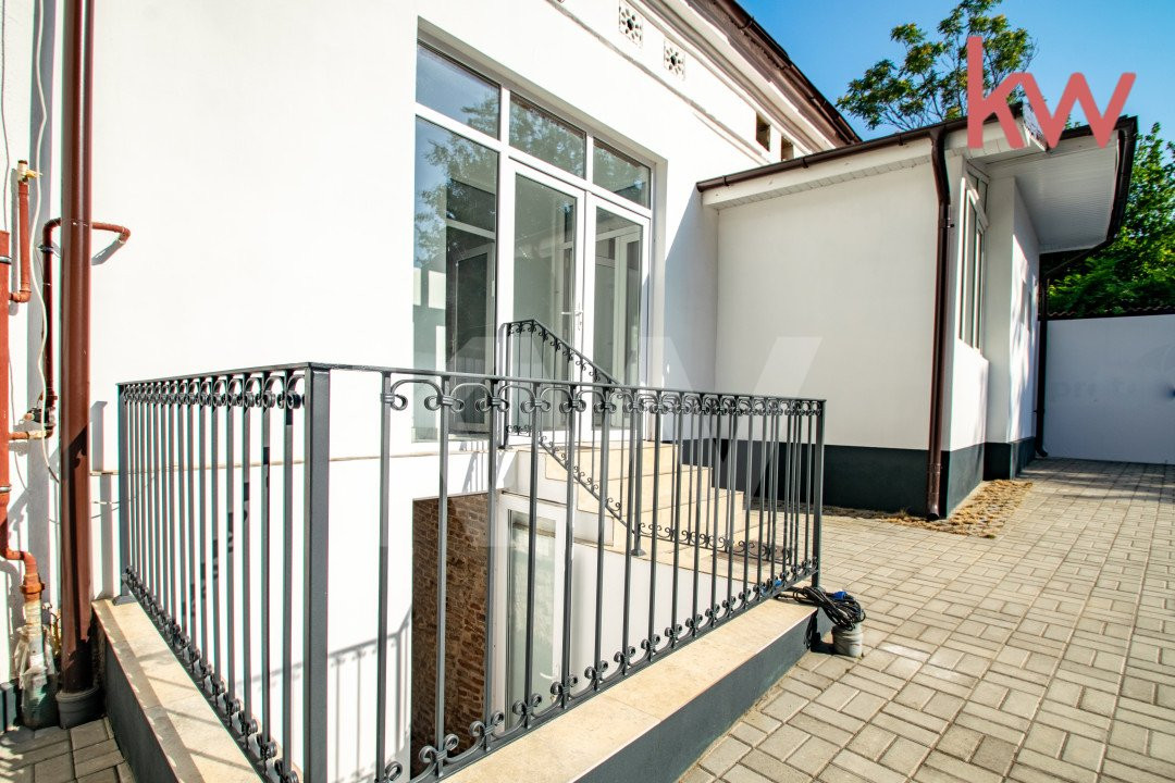Casa demisol, parter, mansarda, langa Muzeul Olteniei, teren 418 mp, 12 camere 