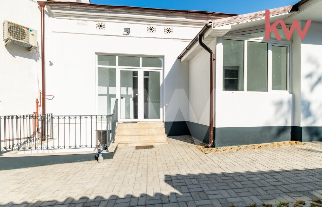 Casa demisol, parter, mansarda, langa Muzeul Olteniei, teren 418 mp, 12 camere 