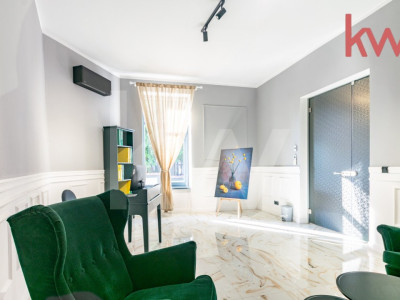 Casa demisol, parter, mansarda, langa Muzeul Olteniei, teren 418 mp, 12 camere 