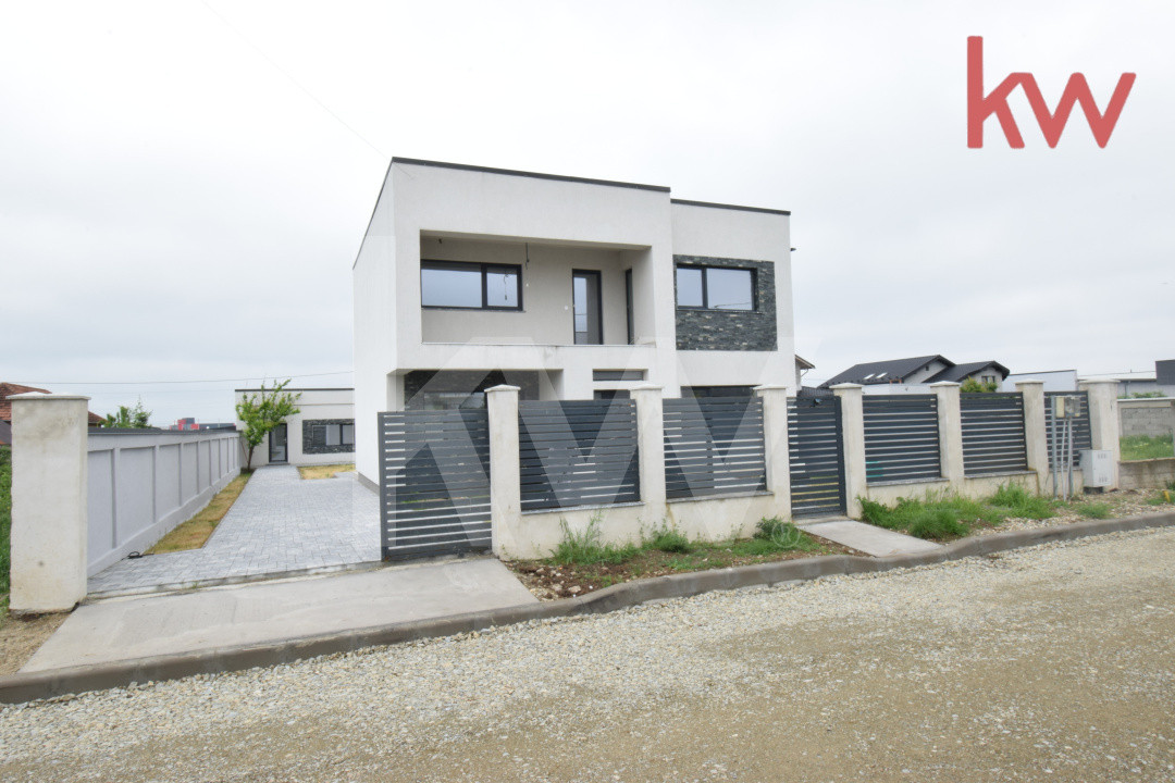 Casa zona aeroport Craiova, moderna,  parter si etaj teren 500 mp 