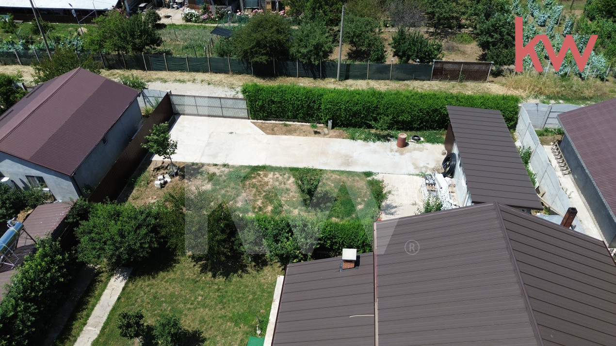 Teren Albesti,, deschidere 26 mp, intre case, imprejmuit- 340 mp