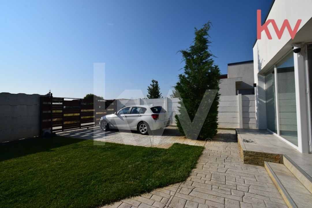 Casa – Bijuterie Arhitecturala cu Panouri Solare si Pompa de Caldura