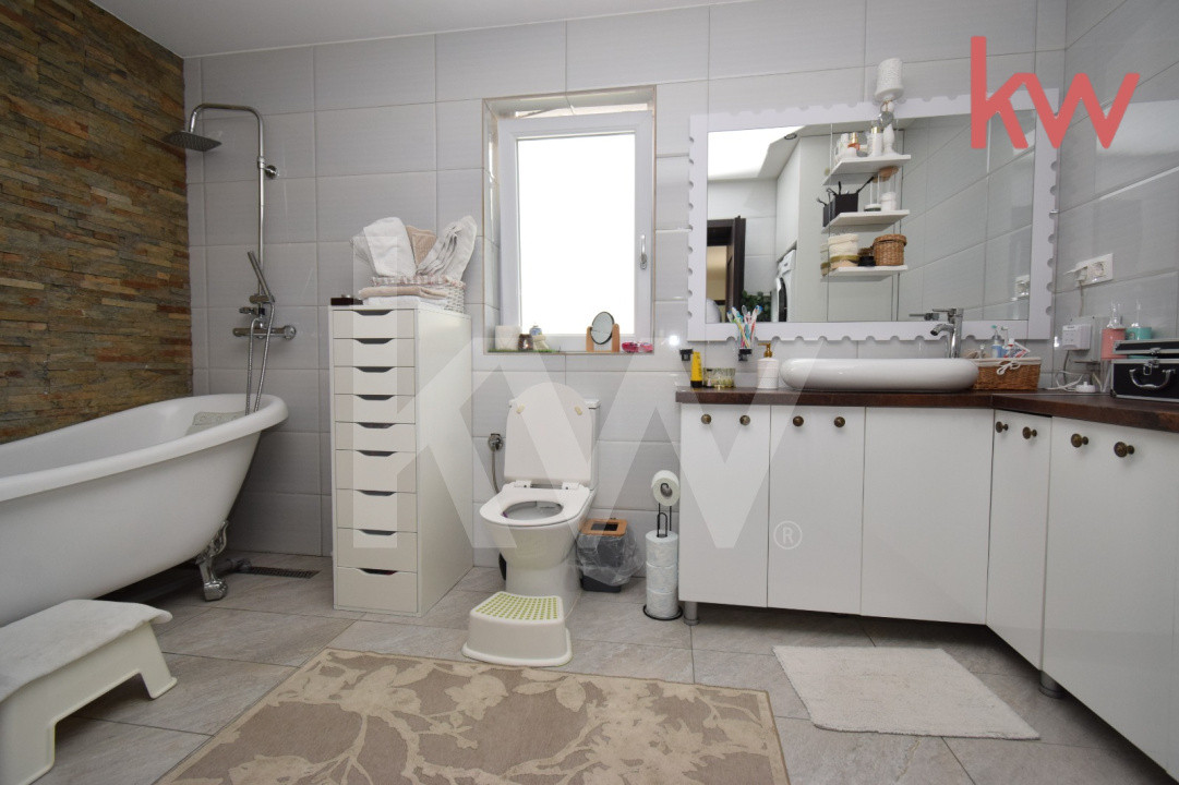 Casa – Bijuterie Arhitecturala cu Panouri Solare si Pompa de Caldura