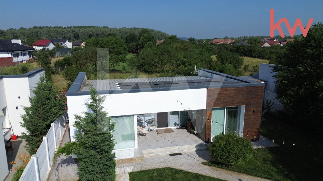 Casa – Bijuterie Arhitecturala cu Panouri Solare si Pompa de Caldura