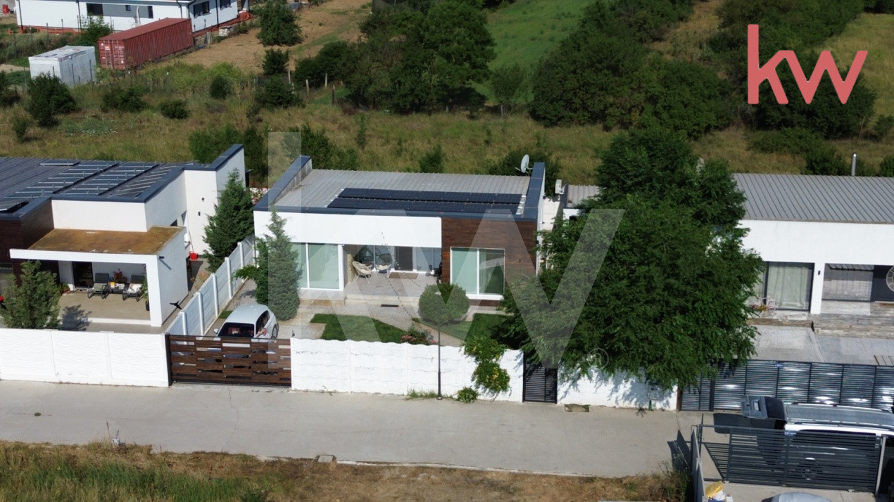 Casa – Bijuterie Arhitecturala cu Panouri Solare si Pompa de Caldura