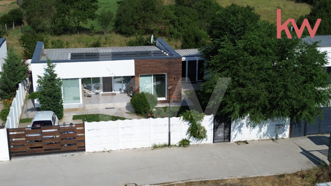 Casa – Bijuterie Arhitecturala cu Panouri Solare si Pompa de Caldura