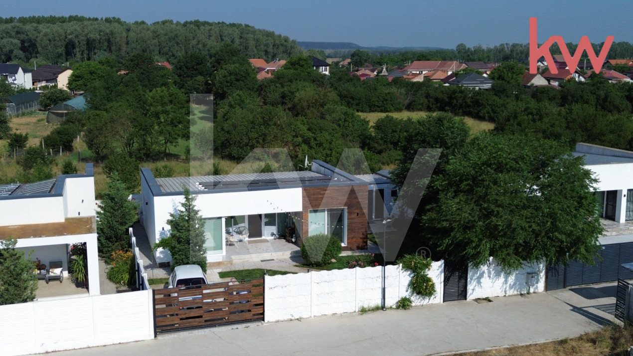 Casa – Bijuterie Arhitecturala cu Panouri Solare si Pompa de Caldura