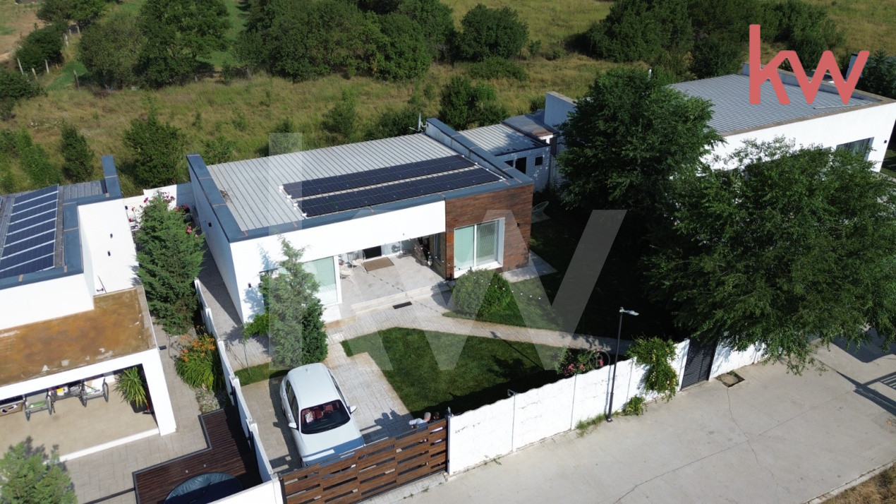 Casa – Bijuterie Arhitecturala cu Panouri Solare si Pompa de Caldura