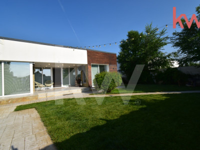 Casa – Bijuterie Arhitecturala cu Panouri Solare si Pompa de Caldura