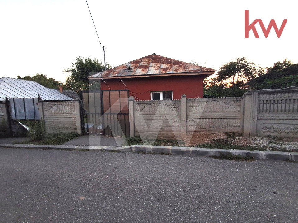Teren 1.000 mp cu casă demolabilă, în Carcea – vedere panoramică spre Craiova!